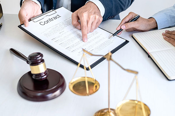 العقود والاتفاقيات